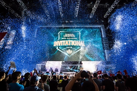 英雄联盟S15全球总决赛瑞士轮第三轮：TES与KT中韩大战，T1迎战GEN，Faker与Chovy中路对决引爆晋级关键战-南宫电竞